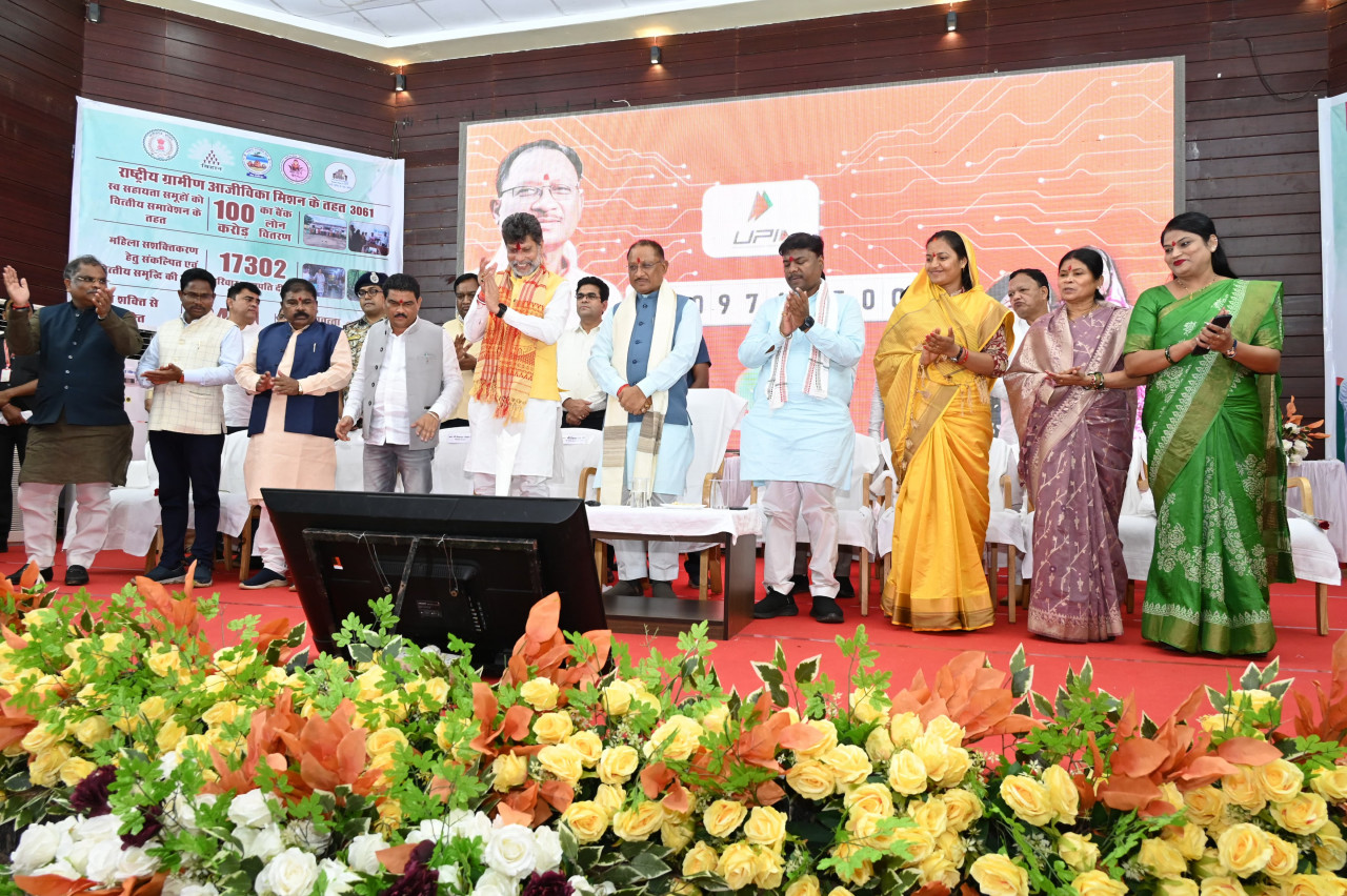 Mahtari Vandan Yojana : सीएम विष्णु देव साय ने प्रदेश की 70 लाख महिलाओं को दिया रक्षाबंधन का तोहफा, महतारी वंदन योजना की 6वीं किश्त जारी की, महतारी वंदन एप का भी किया शुभारंभ 1722506907 e905cfac51a3410f934d