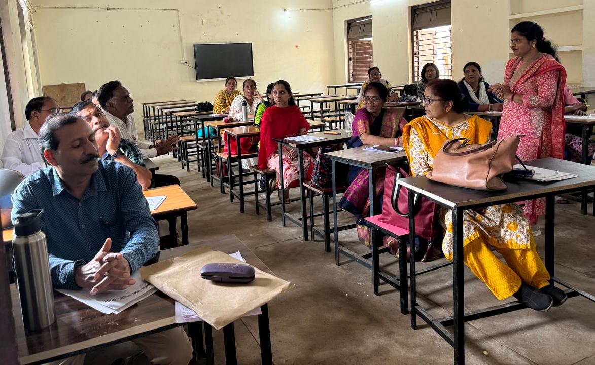 छत्तीसगढ़ माध्यमिक शिक्षा मंडल की सचिव ने मूल्यांकन केंद्र का किया निरीक्षण, परीक्षकों की कम उपस्थिति पर जताई चिंता 1723820477 ed2b712c59f9513909c9