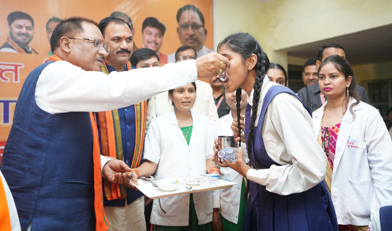 राष्ट्रीय कृमि मुक्ति दिवस : मुख्यमंत्री ने दानी स्कूल में छात्राओं को कृमि रोधी दवा खिलाकर किया शुभारंभ, अभियान के रूप में चलाने का किया आव्हान 1724925092 0916d3c6dbe3fd946890