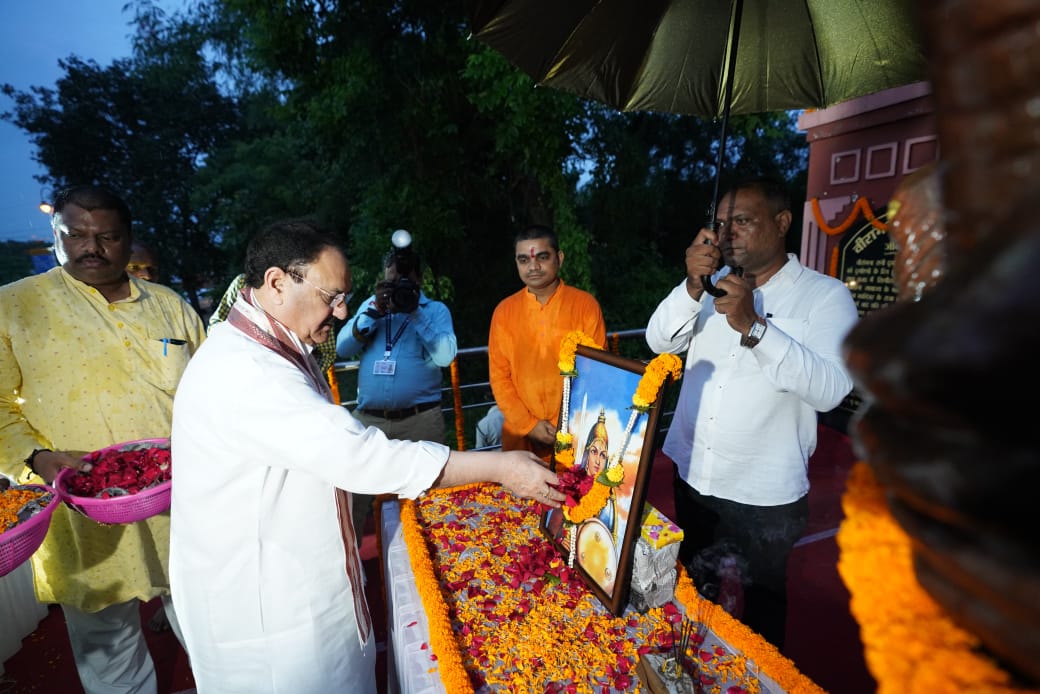 केंद्रीय स्वास्थ्य मंत्री जगत प्रसाद नड्डा ने वीरांगना रानी दुर्गावती की प्रतिमा पर किया माल्यार्पण 1727357737 55f4a593e5f302fda1a3