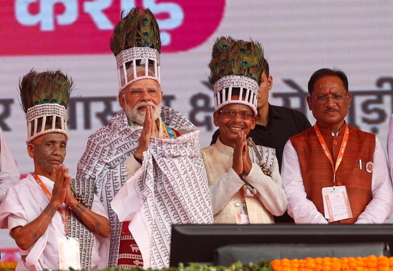 आस्था ने छुआ हृदय: प्रधानमंत्री नरेंद्र मोदी से रामनामी समाज के प्रतिनिधियों की आत्मीय भेंट IMG 20251102 WA0015