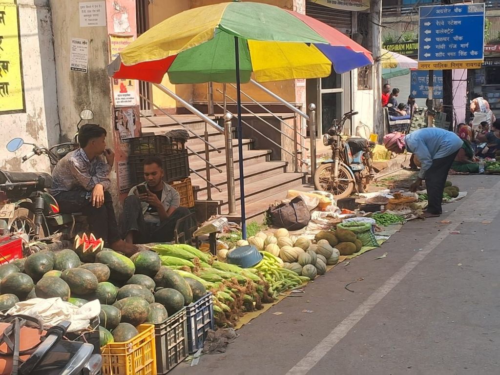 रायगढ़: इतवारी बाजार बंद होने से सड़कों पर लगा 'पसरा', दिनभर रहा भीड़भाड़ img 20260330 wa00059055674786112996645