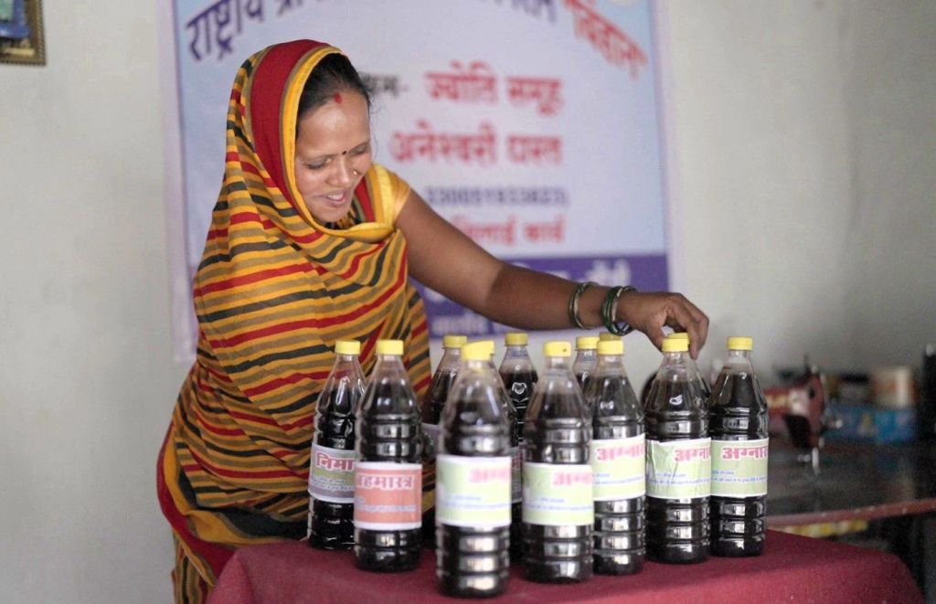 CG News : सिर्फ खेती के भरोसे नहीं रहीं ये महिलाएं! छत्तीसगढ़ के इस गाँव की  65 दीदियों ने खुद को बनाया 'लखपति दीदी', पूरे प्रदेश के लिए सेट किया ...