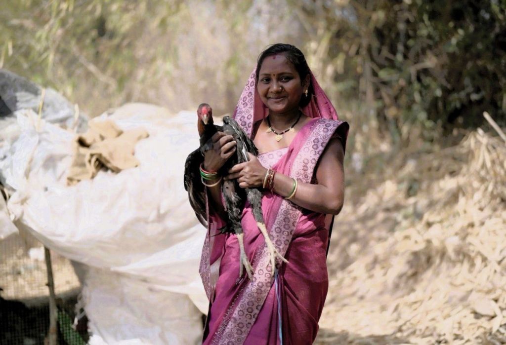 CG News : सिर्फ खेती के भरोसे नहीं रहीं ये महिलाएं! छत्तीसगढ़ के इस गाँव की  65 दीदियों ने खुद को बनाया 'लखपति दीदी', पूरे प्रदेश के लिए सेट किया ...