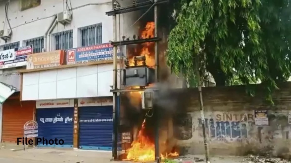 सड़क किनारे लगे ट्रांसफार्मर के केबल में लगी आग E0A49FE0A58DE0A4B0E0A4BEE0A482E0A4B8E0A4ABE0A4BEE0A4B0E0A58DE0A4AEE0A4B0E0A495E0A587E0A495E0A587E0A4ACE0A4B2E0A4AEE0A587E0A482E0A4B2E0A497E0A580E0A486E0A497C2A0