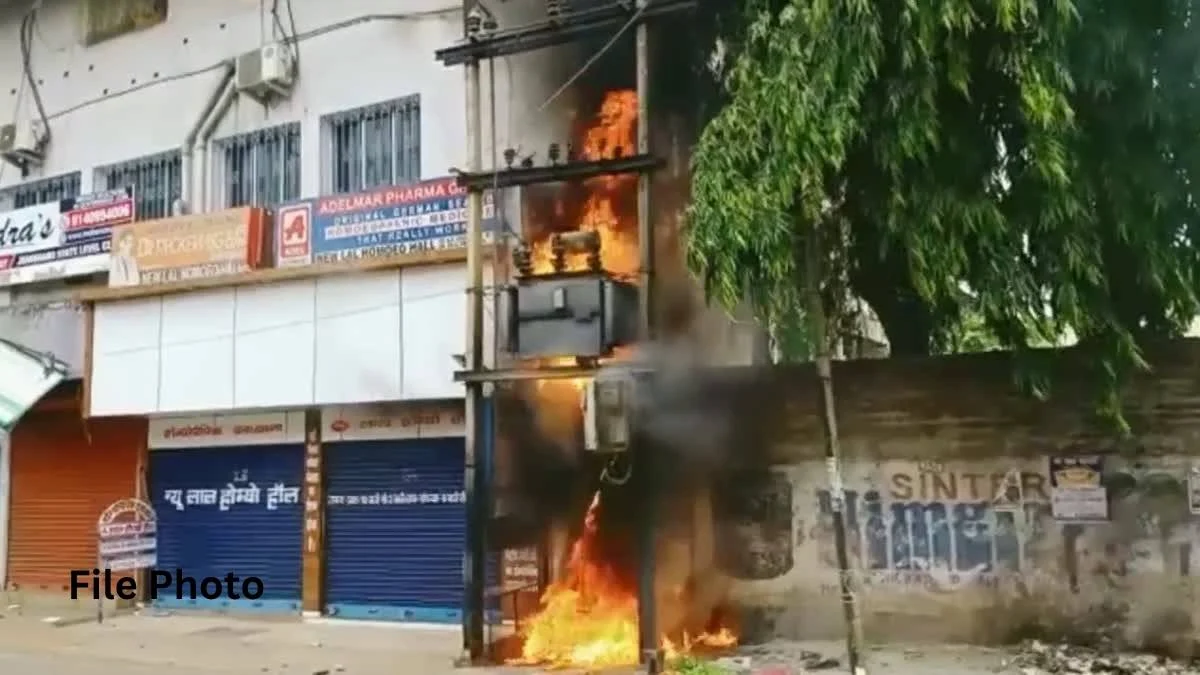 सड़क किनारे लगे ट्रांसफार्मर के केबल में लगी आग E0A49FE0A58DE0A4B0E0A4BEE0A482E0A4B8E0A4ABE0A4BEE0A4B0E0A58DE0A4AEE0A4B0E0A495E0A587E0A495E0A587E0A4ACE0A4B2E0A4AEE0A587E0A482E0A4B2E0A497E0A580E0A486E0A497C2A0