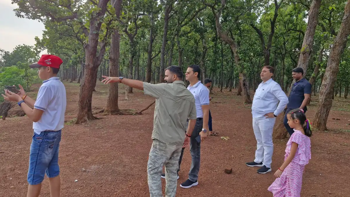 छत्तीसगढ़ पर्यटन मंडल के प्रबंध संचालक विवेक आचार्य और अध्यक्ष नीलू शर्मा ने प्रमुख पर्यटन स्थल राजमेरगढ़ का किया दौरा E0A4B5E0A4A8E0A4AAE0A4B9E0A581E0A482E0A49AE0A587E0A485E0A4ABE0A4B8E0A4B0