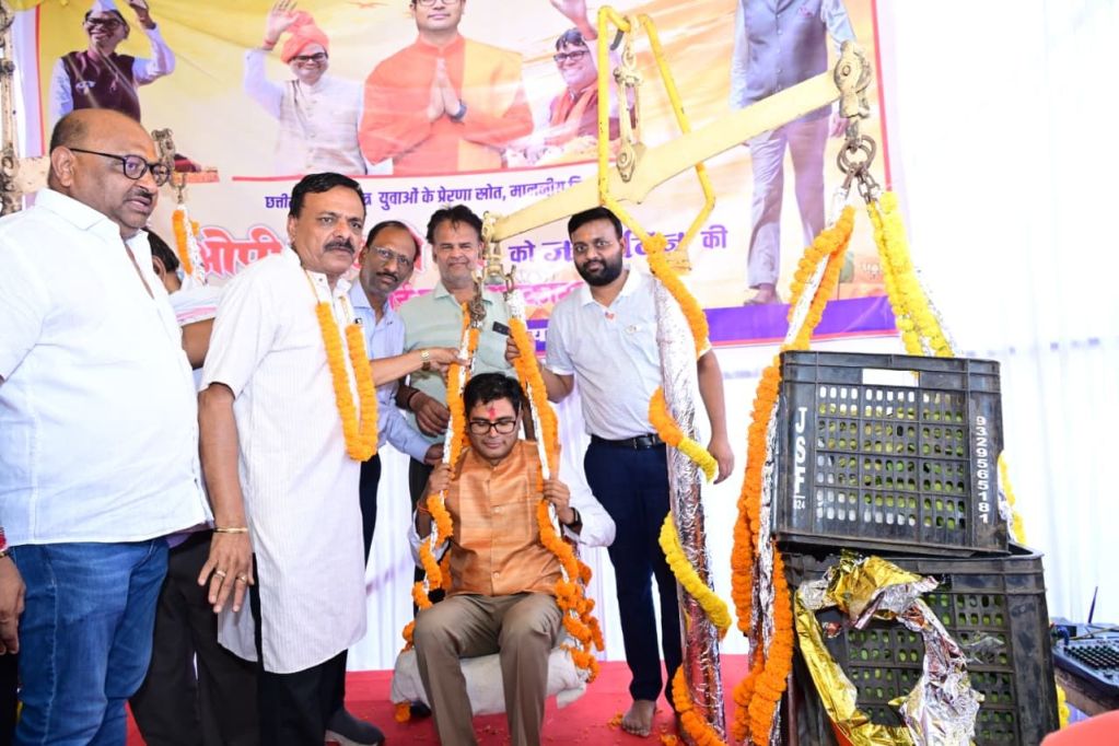 जन्मदिवस पर मौसमी फलों और लड्डू से तौले गए ओपी चौधरी