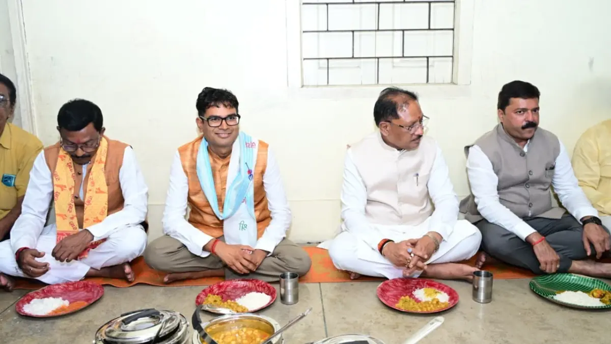 गुरु भक्ति और सादगी की मिसाल : मुख्यमंत्री विष्णु देव साय ने श्रद्धालुओं संग पंगत में बैठकर ग्रहण किया भंडारा प्रसाद ChiefMinisterVishnuDevSaiBhandaraPrasad