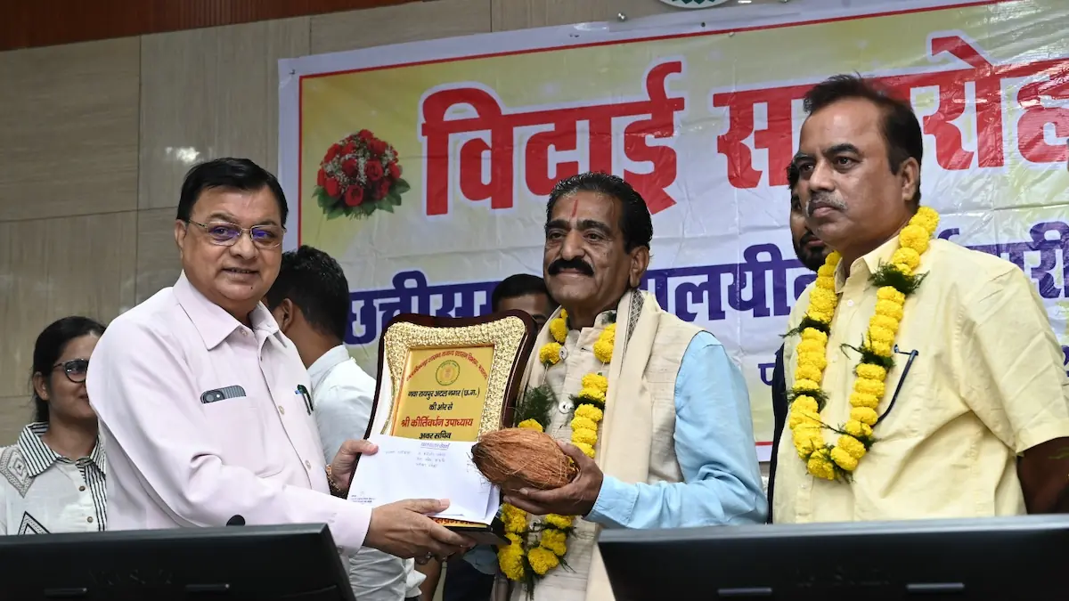 मंत्रालय के तीन अधिकारी-कर्मचारियों को सम्मानपूर्ण विदाई E0A4B8E0A587E0A4B5E0A4BEE0A4B8E0A4AEE0A4BEE0A4AAE0A58DE0A4A4