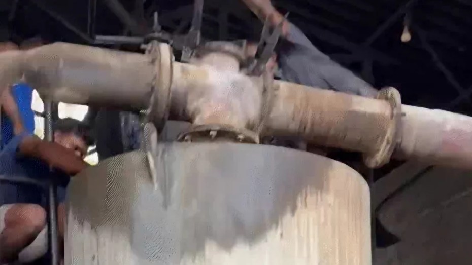 भट्टी में कूदा कैदी
